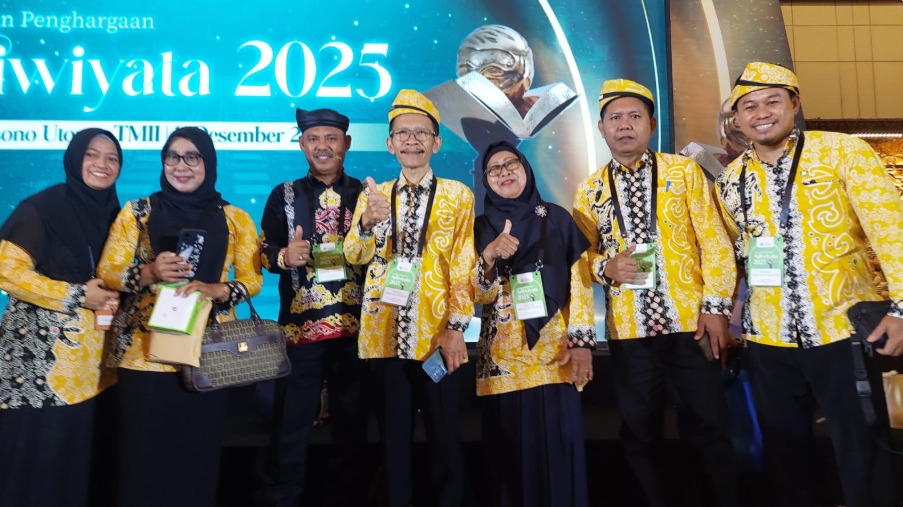 TERIMA PENGHARGAAN - Sekolah binaan PT Pertamina Patra Niaga Regional Kalimantan melalui Fuel Terminal Tarakan, SDIT Muslimat 1 Tarakan, kembali menorehkan prestasi di tingkat nasional dengan meraih Penghargaan Sekolah Adiwiyata Tingkat Nasional Tahun 2025 (11/12).