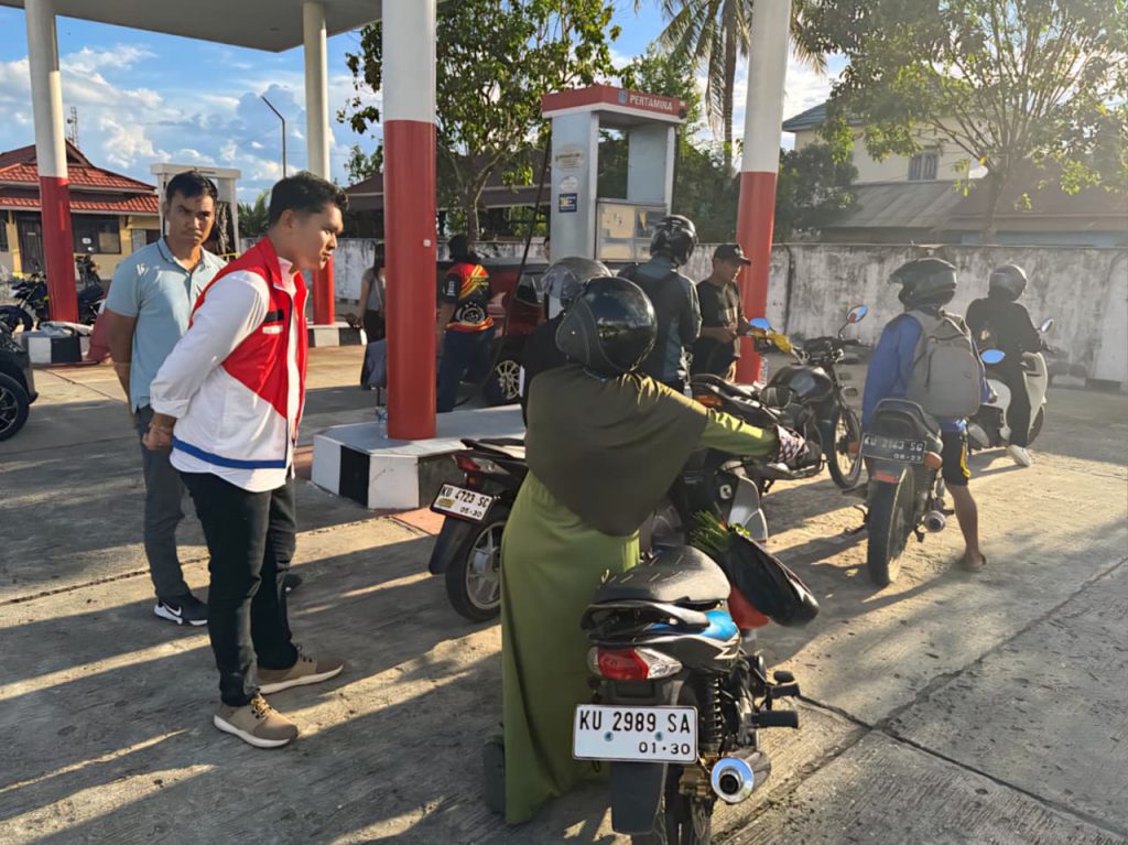 PANTAU LANGSUNG - Sales Branch Manager Pertamina Kaltimut V Fuel, Muhammad Naufal Atiyah (pakai rompi) saat memantau langsung distribusi BBM ke masyarakat Malinau di SPBU Semoga Jaya, Desa Malinau Seberang, Kecamatan Malinau Utara, pada Jumat (19/12/2025), sore.