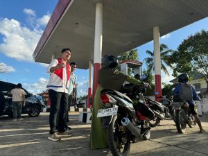 PANTAU LANGSUNG - Sales Branch Manager Pertamina Kaltimut V Fuel, Muhammad Naufal Atiyah (pakai rompi) saat memantau langsung distribusi BBM ke masyarakat Malinau di SPBU Semoga Jaya, Desa Malinau Seberang, Kecamatan Malinau Utara, pada Jumat (19/12/2025), sore.