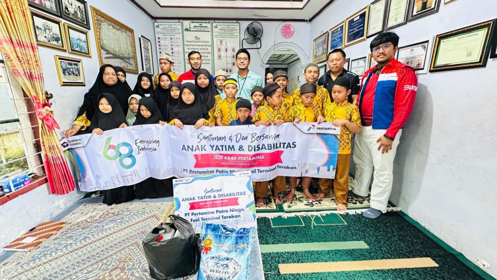 BERI SANTUNAN - Peringati HUT ke 68, Pertamina Patra Niaga Regional Kalimantan memberikan santunan kepada anak yatim di Lembaga Kesejahteraan Sosial Anak (LKSA) Berkah Ar-Rahim, Tarakan.