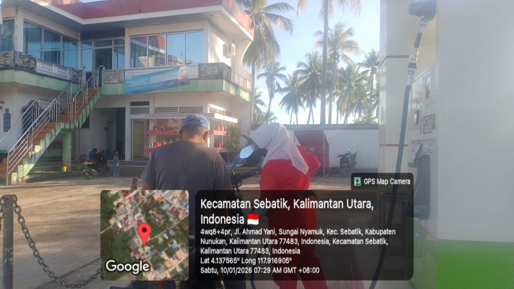 LAYANI PELANGGAN - Salah satu SPBU di Nunukan saat melakukan pelayanan kepada pelanggan. Pertamina menyatakan menjadikan pengiriman BBM ke Nunukan sebagai prioritas.