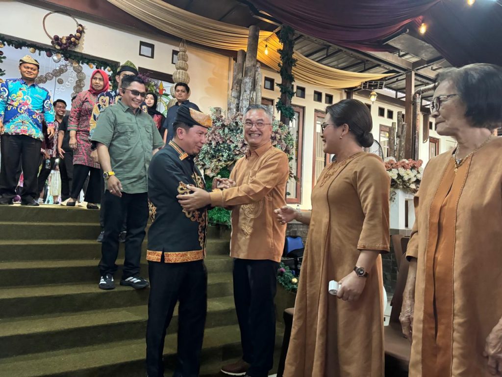 OPEN HOUSE NATAL - Bupati Malinau, Wempi W Mawa beserta keluarga saat menyambut kedatangan Gubernur Kaltara beserta rombongan, dan Ketua DPRD Kaltara beserta rombongan, pada Kamis (25/12/2025), di Rumah Jabatan Bupati Malinau.