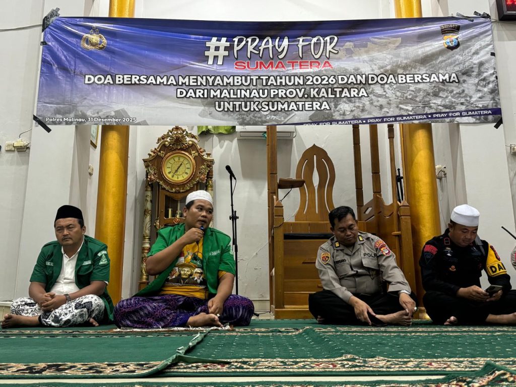 DOA BERSAMA - Foto bersama Polri, TNI, Satpol PP, GP Ansor dan Banser usai gelaran doa bersama untuk korban bencana di Sumatera, pada Rabu (31/12/2025), di Masjid Istiqomah Malinau.
