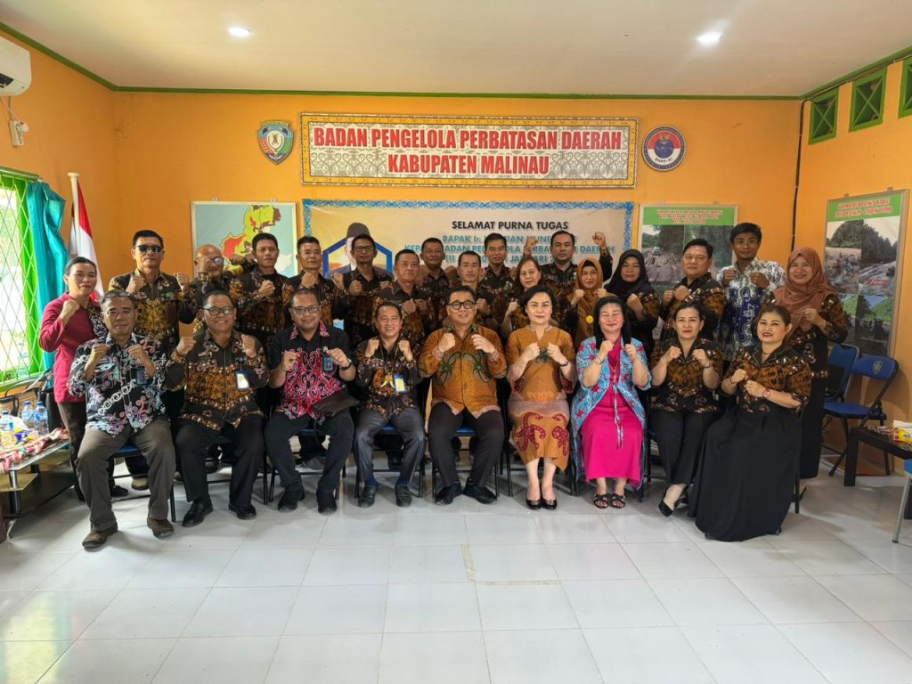 POSE BERSAMA - Mantan Kepala BPPD Malinau, Kristian Muned yang yelah pensiun berpose bersama dengan seluruh pegawai BPPD di acara perpisahan, di Ruang Serba Guna BPPD Malinau, pada Kamis (15/1/2025), pukul 10.00 WITA.