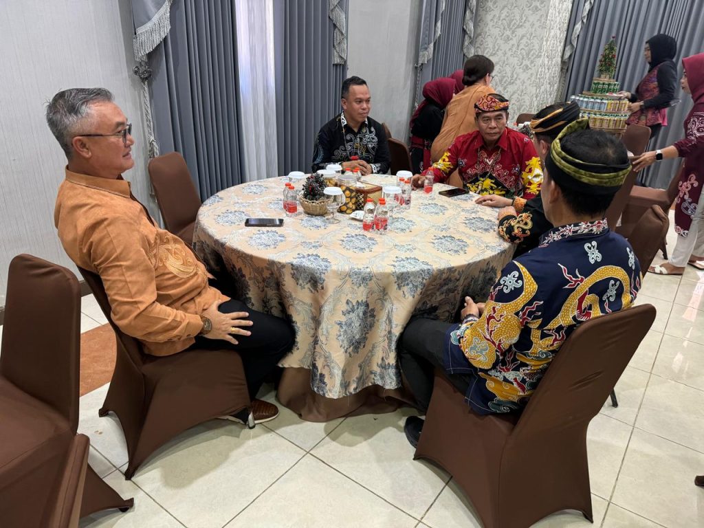OPEN HOUSE NATAL - Bupati Malinau, Wempi W Mawa beserta keluarga saat jamuan makan bersama Gubernur Kaltara beserta rombongan, dan Ketua DPRD Kaltara beserta rombongan, pada Kamis (25/12/2025), di Rumah Jabatan Bupati Malinau.