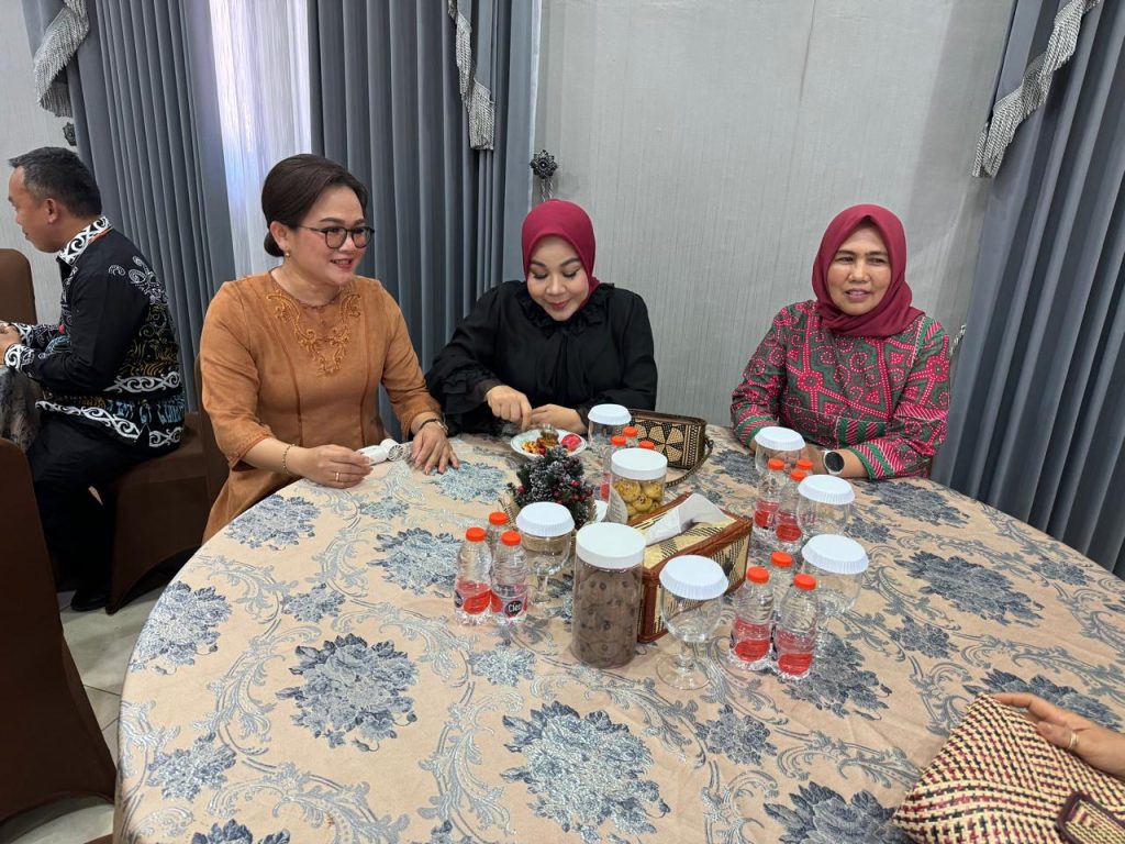OPEN HOUSE NATAL - Istri Bupati Malinau, Maylenty Wempi saat menjamu istri Gubernur Kaltara beserta rombongan, pada Kamis (25/12/2025), di Rumah Jabatan Bupati Malinau.