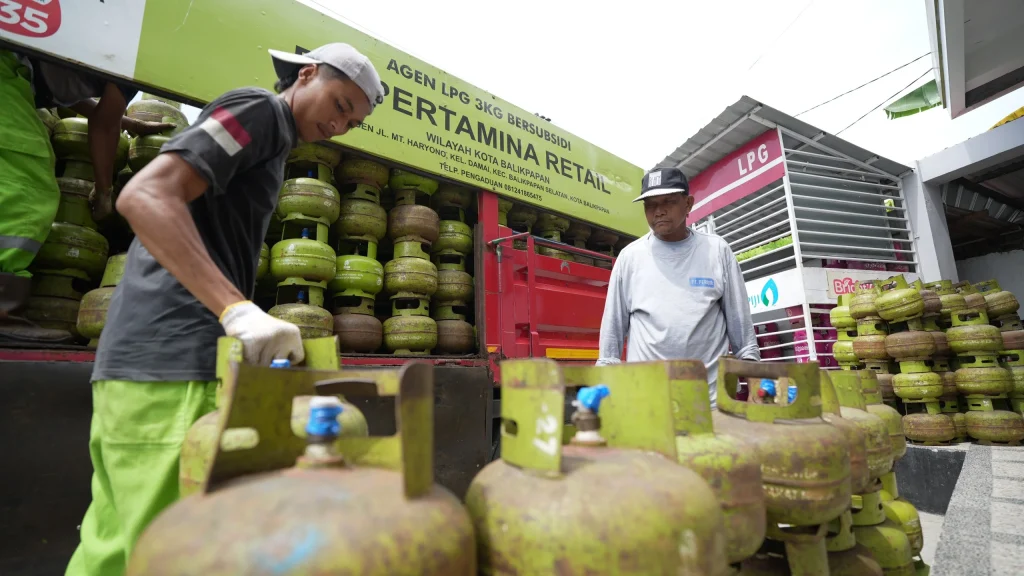 DROPING LPG - Jelang Ramadan dan Nyepi, Pertamina Patra Niaga Regional Kalimantan melakukan extra dropping LPG 3 kilogram sebesar lebih dari 890,00 metrik ton di seluruh provinsi di Kalimantan. (HO/PERTAMINA PATRANIAGA)