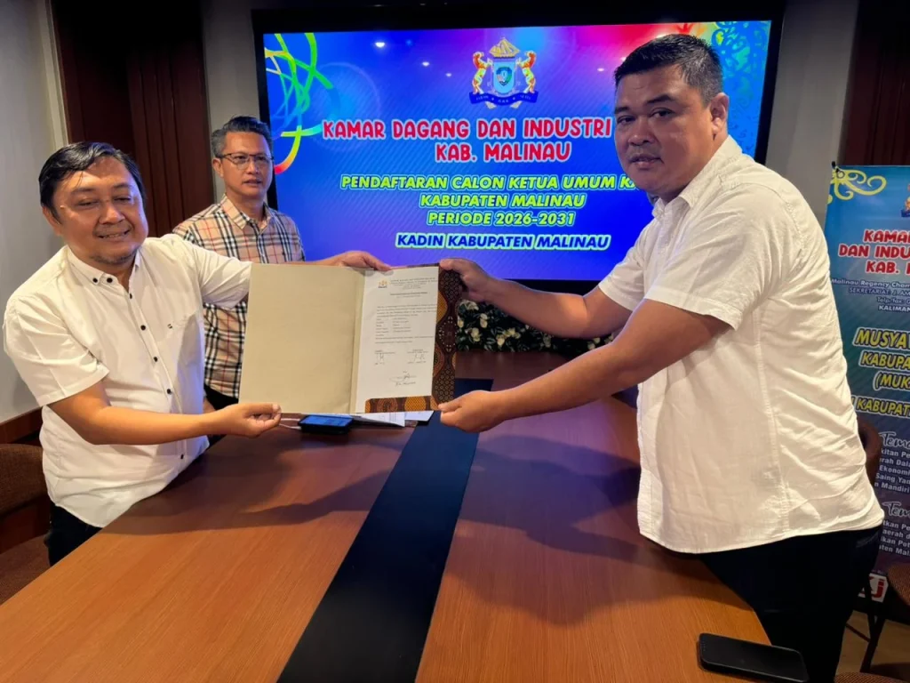 MENDAFTAR - Bakal Caketum Kadin Malinau. Ade Nirmala Wibowo (kanan) saat menyerahkan berkas pendaftaran kepada Panpel Muskab Kadin Malinau, pada Jumat (20/2/2026),malam. (REDAKSI NARASIDIKSI.COM)
