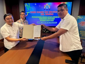 MENDAFTAR - Bakal Caketum Kadin Malinau. Ade Nirmala Wibowo (kanan) saat menyerahkan berkas pendaftaran kepada Panpel Muskab Kadin Malinau, pada Jumat (20/2/2026),malam. (REDAKSI NARASIDIKSI.COM)