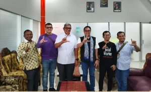 FOTO BERSAMA - Sambutan hangat Bupati Maluku Tenggara, Muhammad Thaher Hanubun (Kemeja Putih)beserta rombongan, kepada perwakilan Kemensos RI, Muhammad Gunawan (menggunakan syal) beserta rombongan. (HO KEMENSOS)