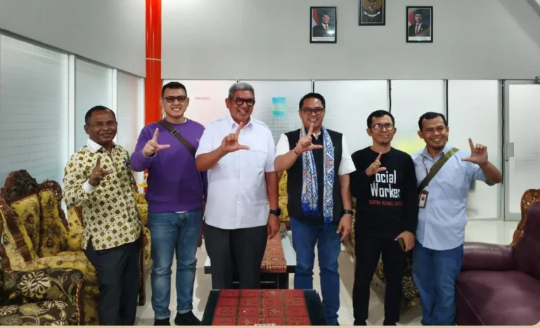 FOTO BERSAMA - Sambutan hangat Bupati Maluku Tenggara, Muhammad Thaher Hanubun (Kemeja Putih)beserta rombongan, kepada perwakilan Kemensos RI, Muhammad Gunawan (menggunakan syal) beserta rombongan. (HO KEMENSOS)