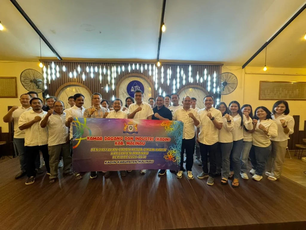 SATU-SATUNYA PENDAFTAR - Rombongan Caketum Kadin Malinau, Ade Nirmala Wibowo saat berpose bersama panitia pelaksanaan Muskab kadin, Malinau. (Narasi.Diksi.com)