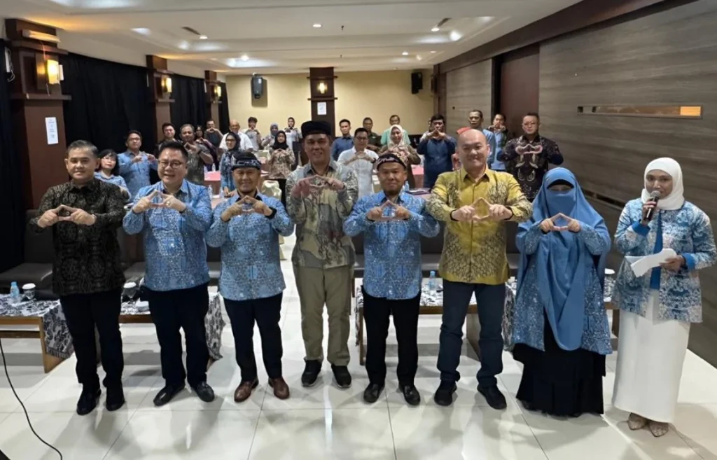 POSE BERSAMA - Para pengurus APINDO pusat dan APINDO Kaltara berpose bersama usai gelaran Musyawarah Provinsi APINDO Kaltara, Senin (16/2/2926), di Tarakan Plaza Hotel, yang menghasilkan terpilihnya kembali Peter Setiawan sebagai Ketua Dewan Pengurus Provinsi (DPP) Asosiasi Pengusaha Indonesia (APINDO) Kaltara. HO/APINDO