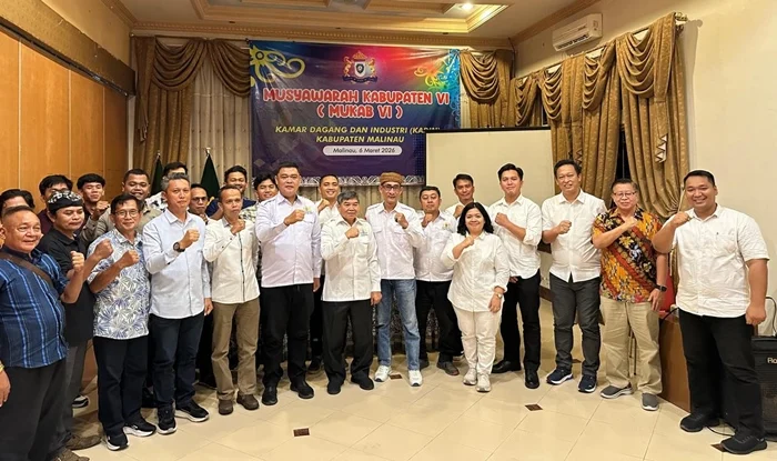 TERPILIH - Ade Nirmala Wibowo berpose bersama dengan peserta usai terpilih sebagai Ketua Kadin Malinau, pada Mukab VI Kadin Malinau, Jumat (6/2/2026), di Hotel Mahkota, Malinau Kaltara. (HO KADIN MALINAU)