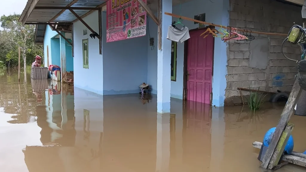 DILANDA BANJIR - Kondisi pemukiman di wilayah RT 20, Desa Malinau Kota yang terdampak banjir, pada Kamis (19/3/2026). HO KETUA RT 20 DESA MALINAU KOTA