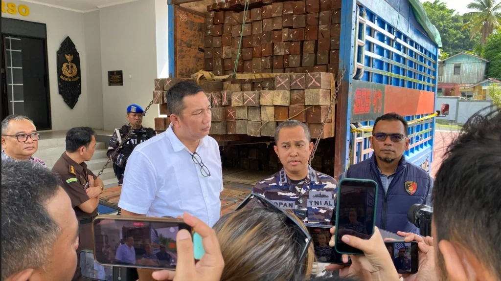 BERI PERNYATAAN - Aparat gabungan saat melakukan sesi tanya jawab dengan awak media yang meliput penangkapan kayu ilegal di wilayah Kaltim. (HO GAKKUM KEHUTANAN WILAYAH KALIMANTAN)