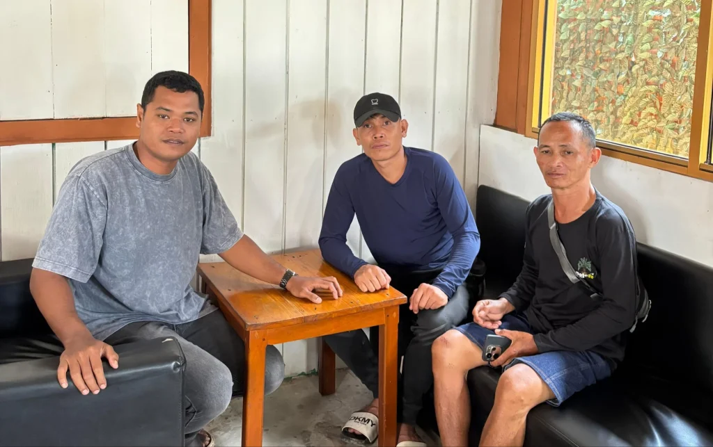 BERI KETERANGAN - Ketua P3SM, Fredi anus Atop (Tengah) didampingi Kuasa Hukumnya, Petrus Kanisius Taka Pati (Kiri) saat memberi keterangan. (HO PETRUS)