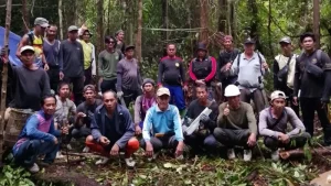 BUKA JALAN - Msyarakat perbatasan RI-Malaysia di Desa Atap, Kecamatan Sembakung, Nunukan, Kaltara berpose bersama bersiap membuka jalan secara swadaya sepanjang 11.514 kilometer.