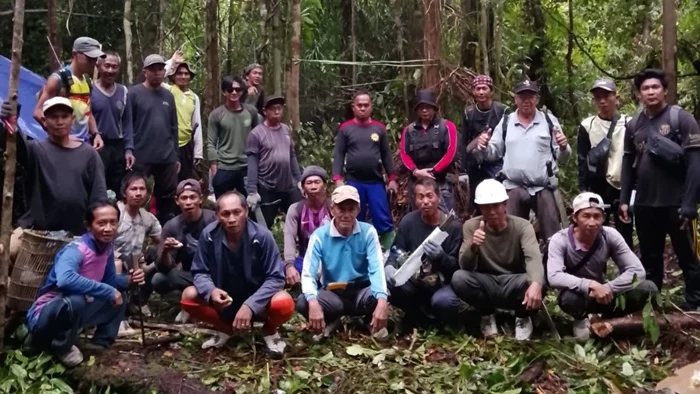 BUKA JALAN - Msyarakat perbatasan RI-Malaysia di Desa Atap, Kecamatan Sembakung, Nunukan, Kaltara berpose bersama bersiap membuka jalan secara swadaya sepanjang 11.514 kilometer.