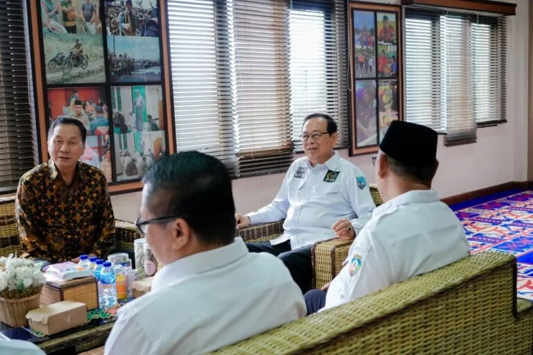 Wakil Bupati Malinau, Jakaria, S.E., M.Si., menerima kunjungan kerja Anggota Dewan Perwakilan Daerah (DPD) RI, Dr. Martin Billa, M.M., di ruang kerjanya, Rabu (29/7/2026).