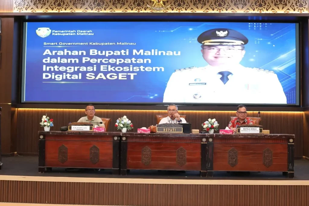 BERI ARAHAN - Bupati Malinau, Wempi W Mawa SE MH memberikan arahan kepada kepala dinas serta operator/admin OPD se-Malinau dalam kegiatan Percepatan Integrasi Ekosistem Digital SAGET atau Smart Government, pada Jumat (12/6/2026), di Ruang Laga Fratu, Kantor Bupati Malinau. (NARASIDIKSI.COM)