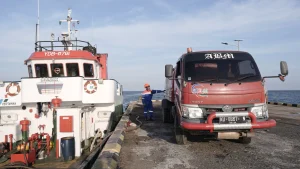 PERKUAT PASOKAN - Proses pemindahan BBM di Pulau Sebatik, Nunukan, Kaltara. (HO PERTAMINA)